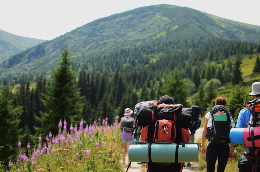 Portage de bagages en randonnée : marcher léger dans le Grand Ouest